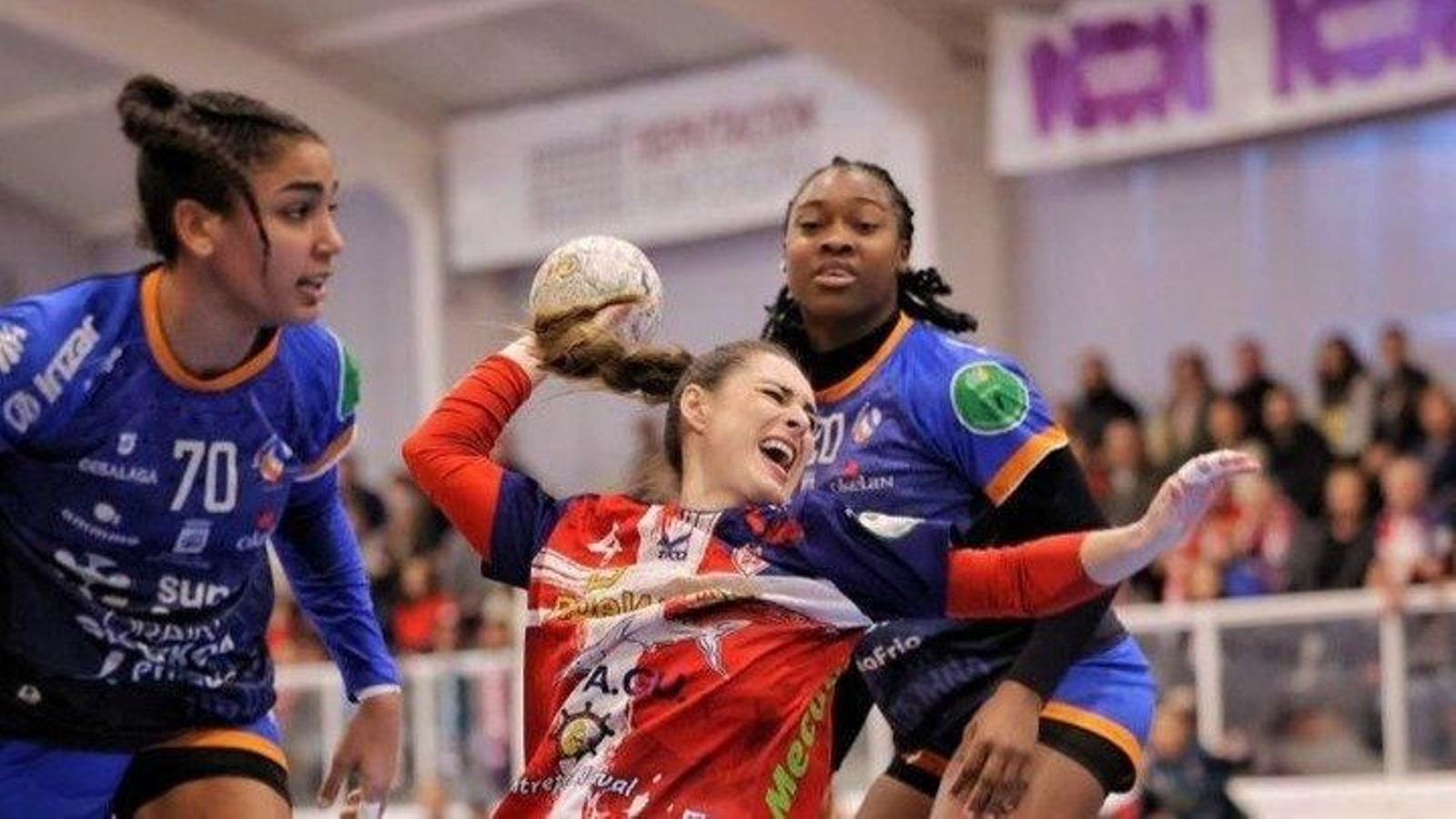 África Sempere, brillante ayer con media docena de goles, lanza a portería entre Arroyo y Tchaptchet.