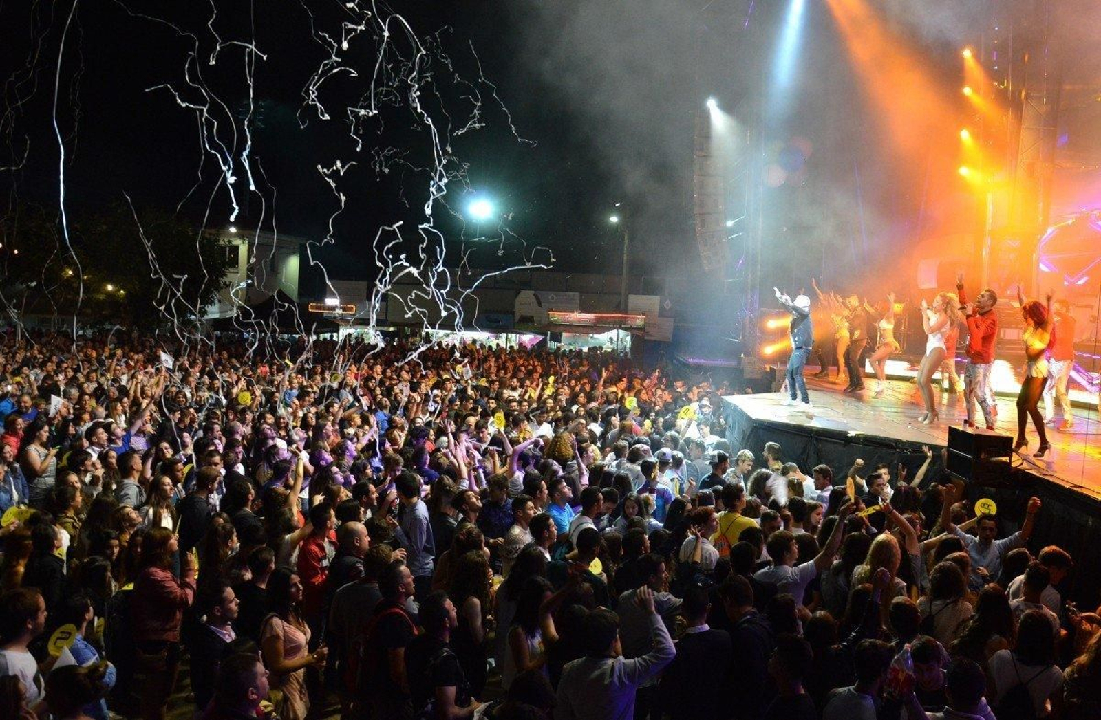 Un momento de la actuación de una orquesta de verbena en Galicia.