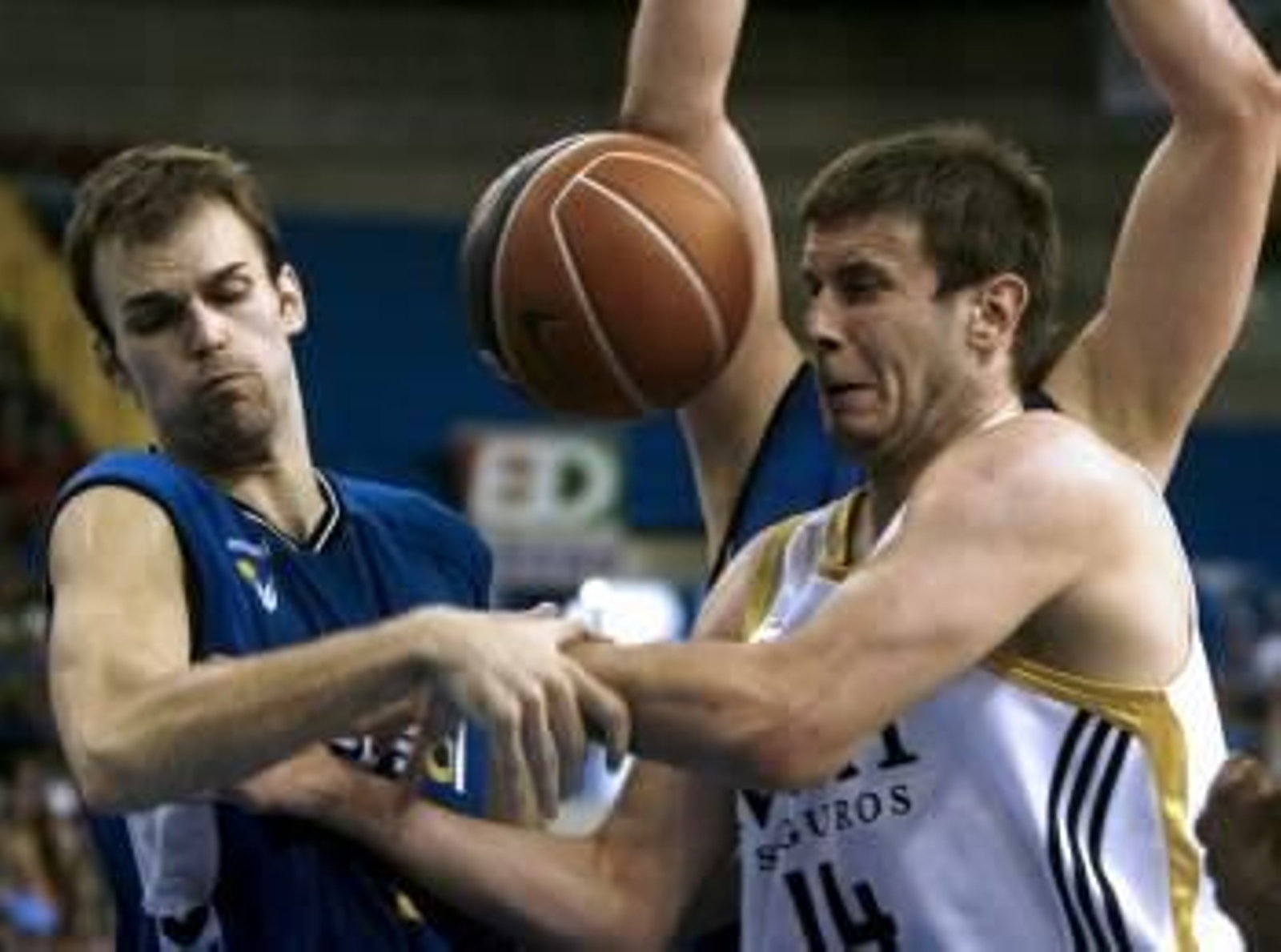 El escolta Andres Miso (i) ,del Cajasol y el ala pivot Velickovic, (d) del Real Madrid ,durante el partido.