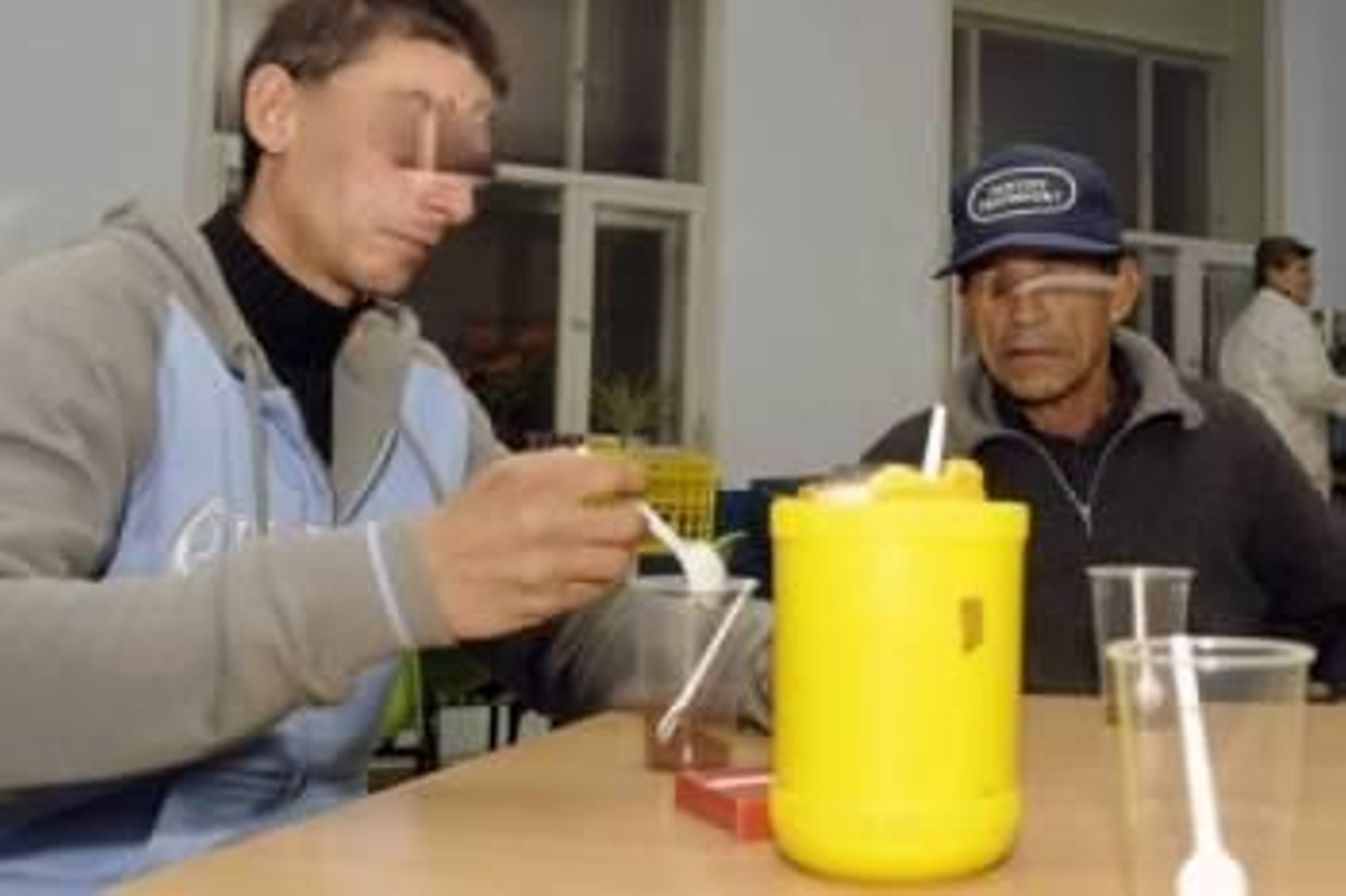 Dos personas comen en un comedor social de Cáritas (Foto: efe)
