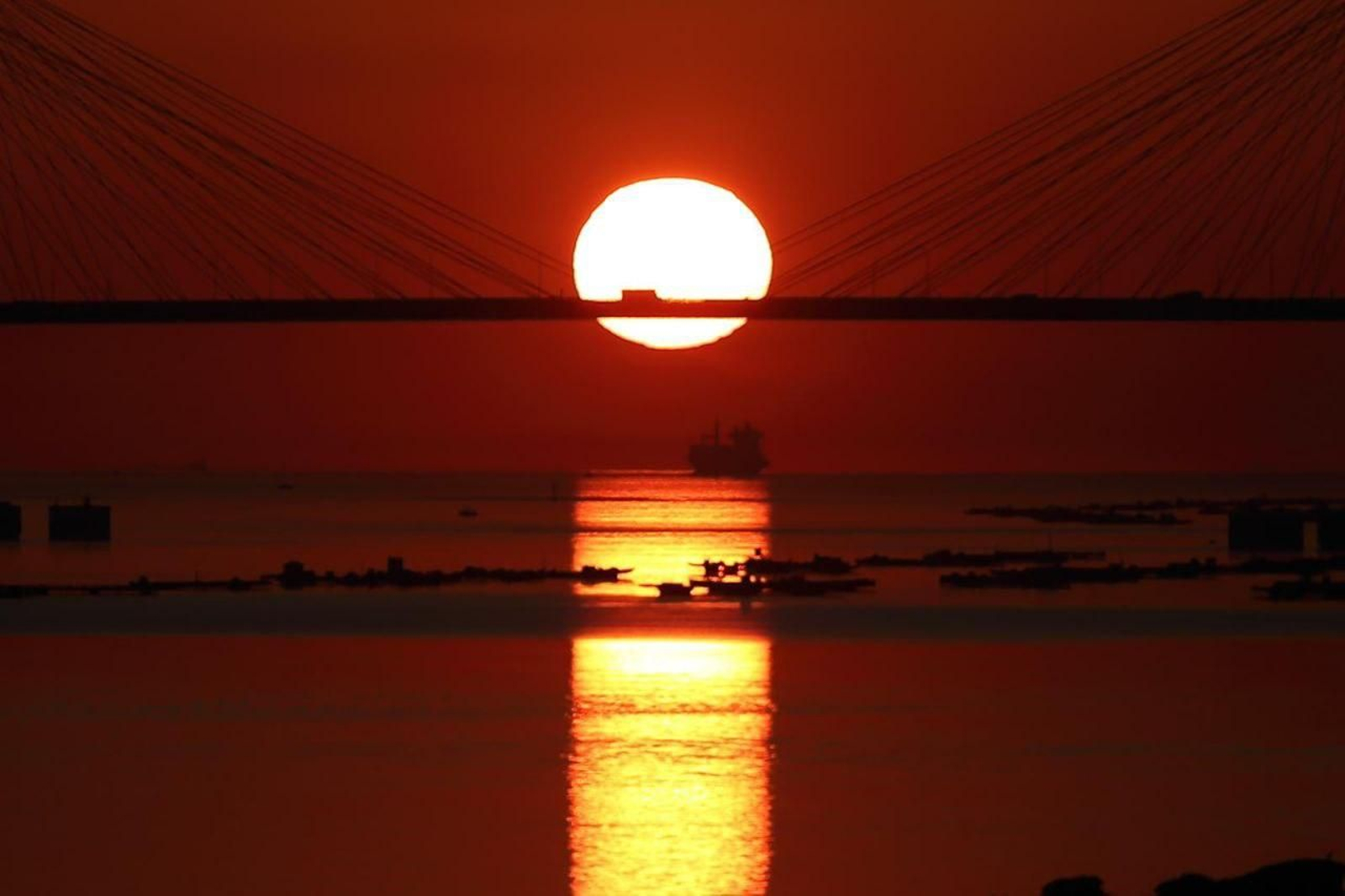 Puesta de sol en el puente de Rande.