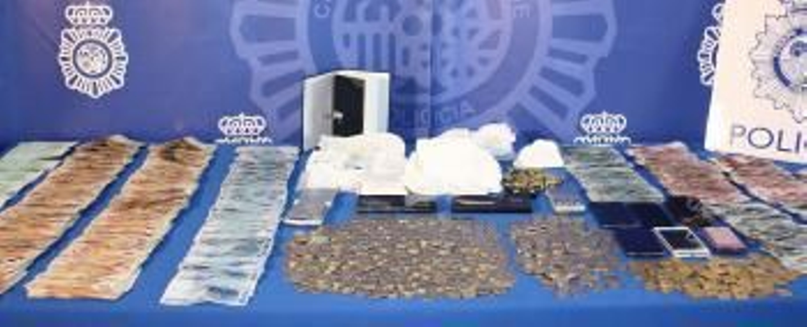 Fotografía facilitada por la Policía Nacional del material intervenido en la operación desarrollada en el poblado de Valdemingómez, en la Cañada Real