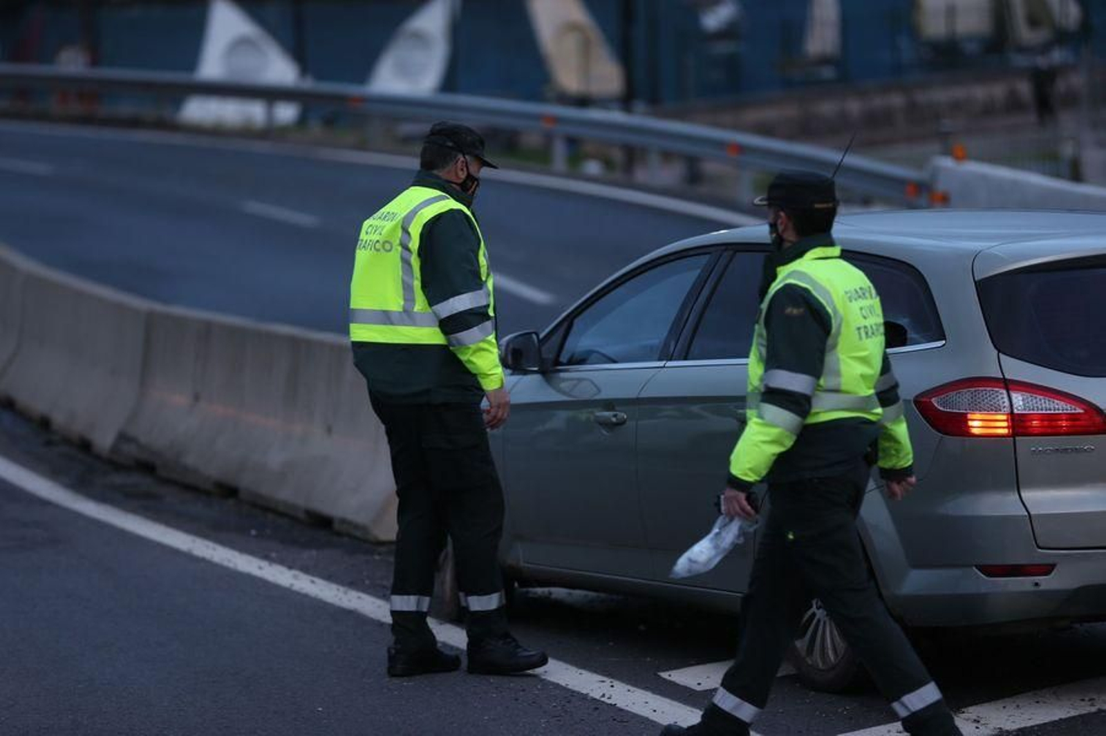 La Guardia Civil realiza controles en los accesos a la ciudad para vigilar la movilidad // Alberte