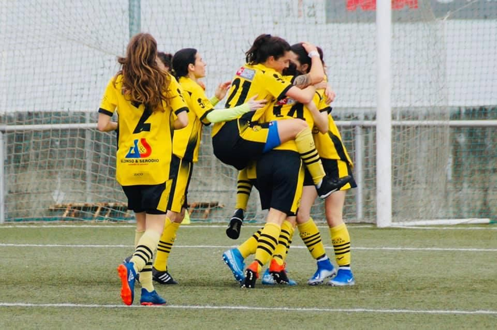 Las jugadoras de la Unión Deportiva Mos celebran un gol.