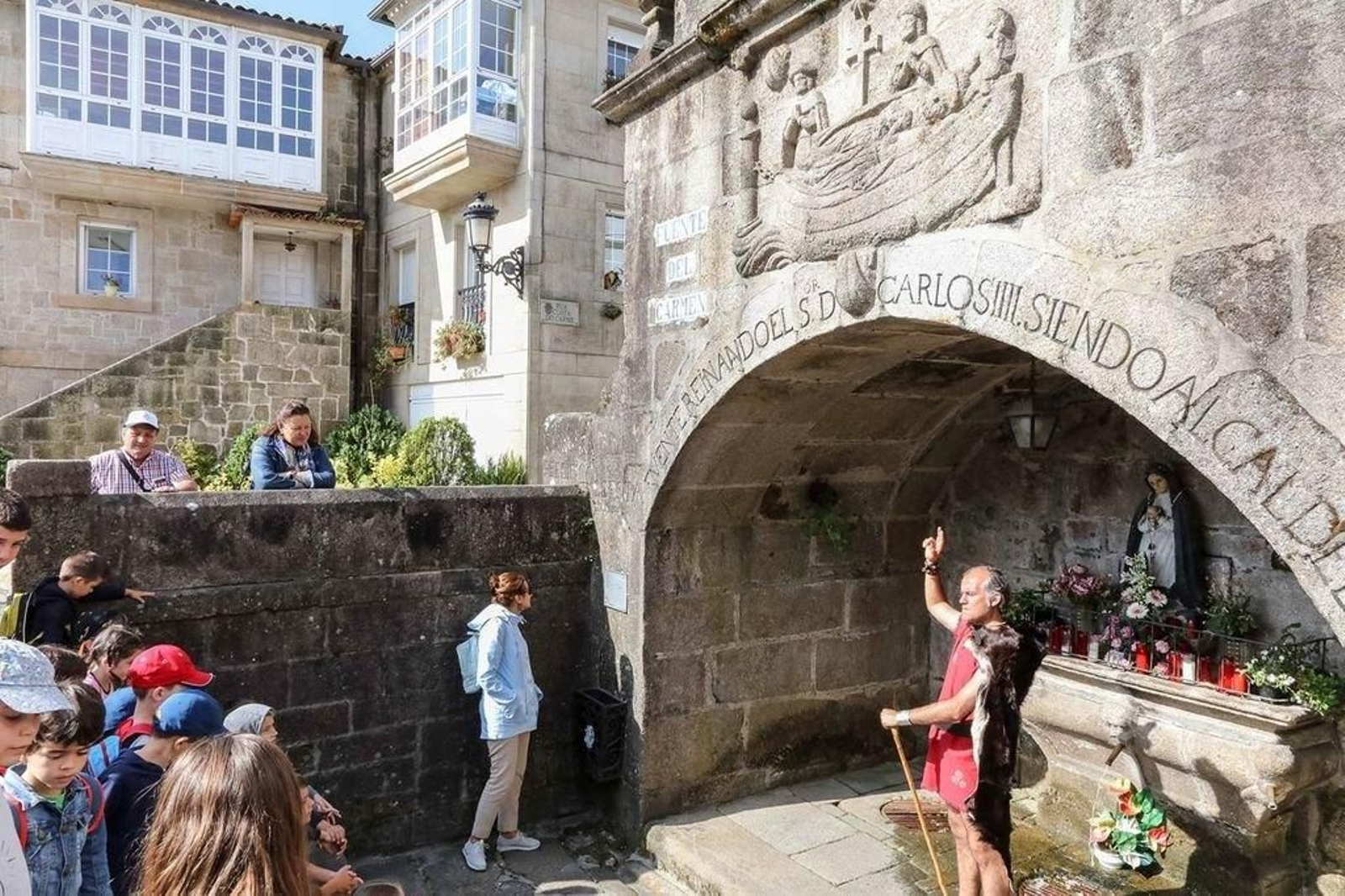 Suso Martínez, como Anastasio, contó a los visitantes cómo llegó su maestro, el Apóstol Santiago a Padrón.