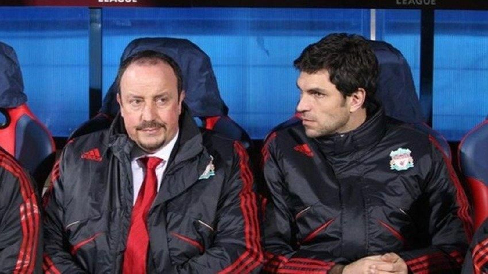 Rafa Benítez y Manuel Pellegrino, en el banquillo del Liverpool.