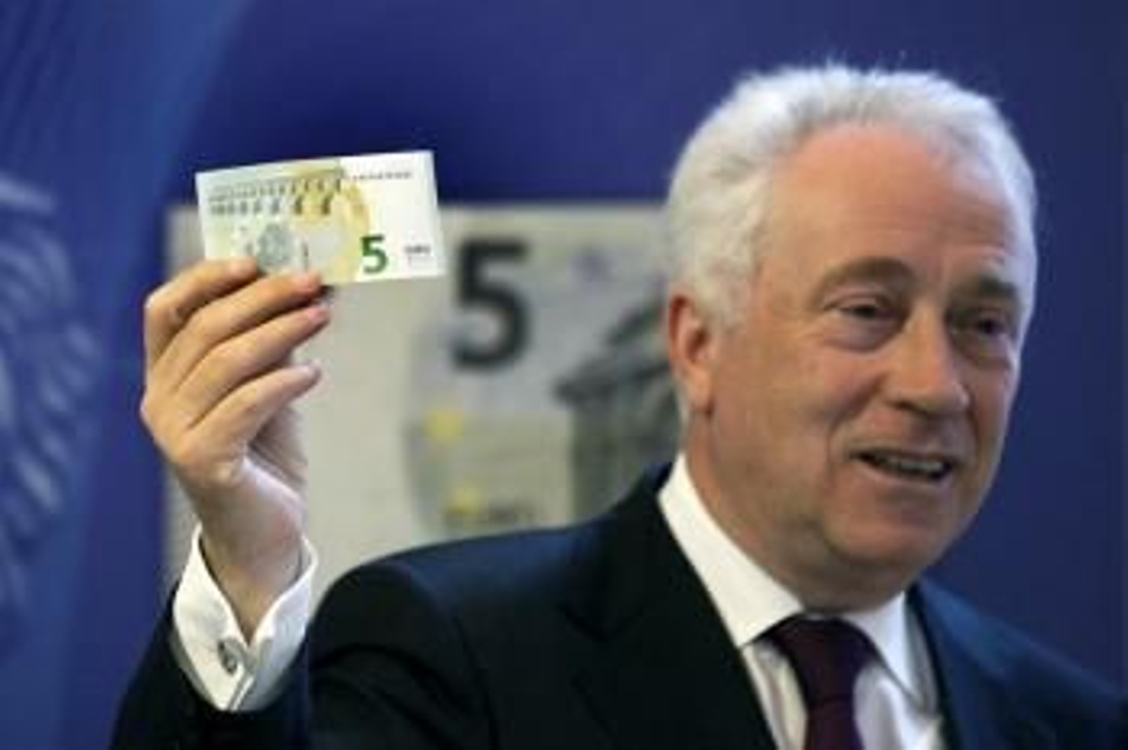 Carlos Costa, gobernador del Banco de Portugal, muestra el nuevo billete de 5 euros