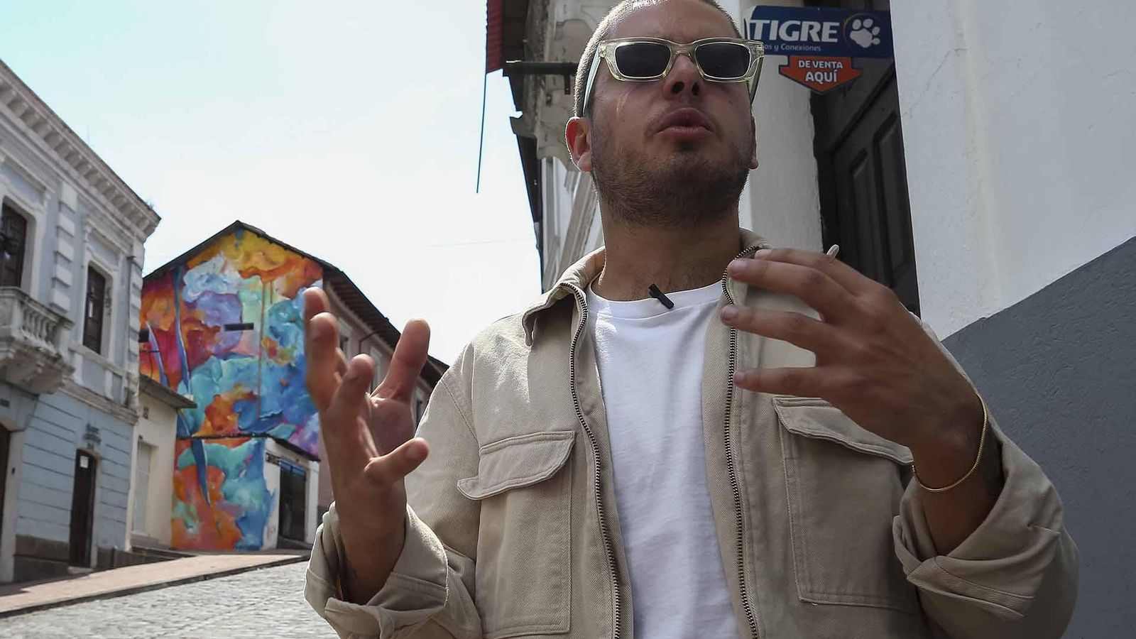 El artista español Míster Piro junto a su mural, en el centro histórico de Quito (Ecuador). EFE/ José Jácome