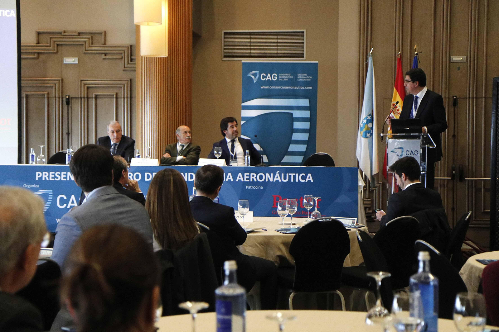 Mesa redonda con empresarios del sector durante la jornada sobre la industria aeronáutico.