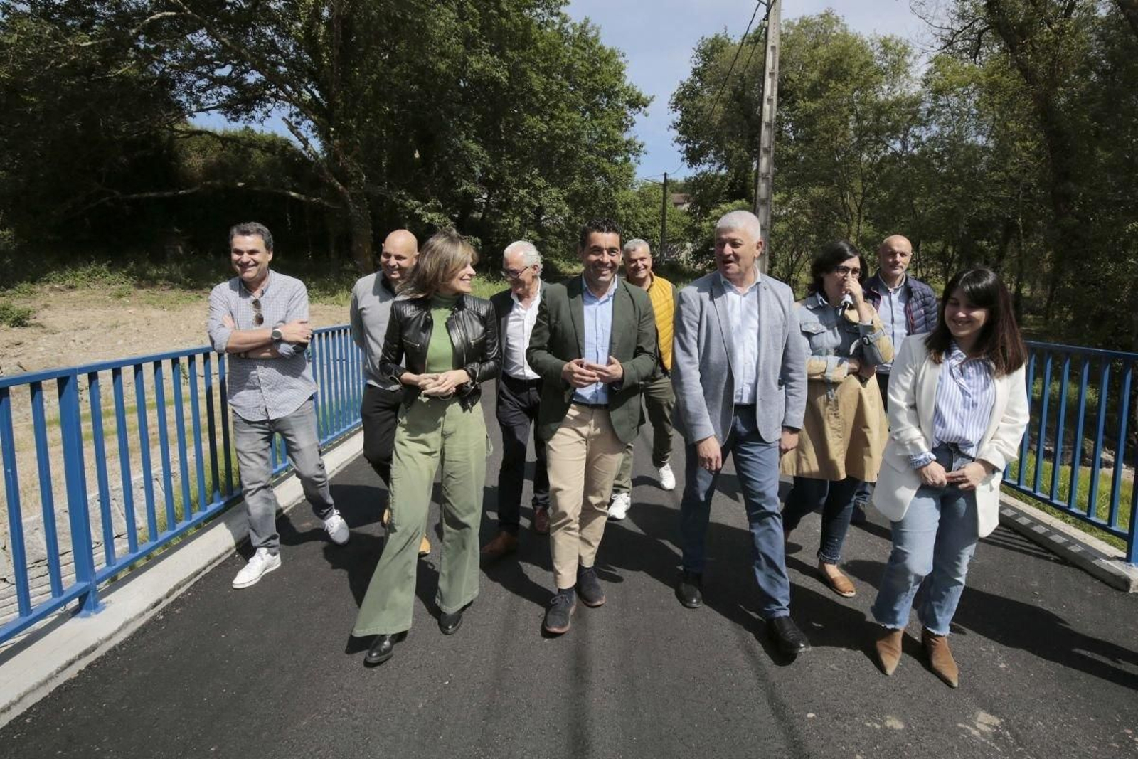 Vecinos de Fontenla con Luis López, Nava Castro y Juan Carlos G. Carrera, recorriendo ayer el nuevo puente.