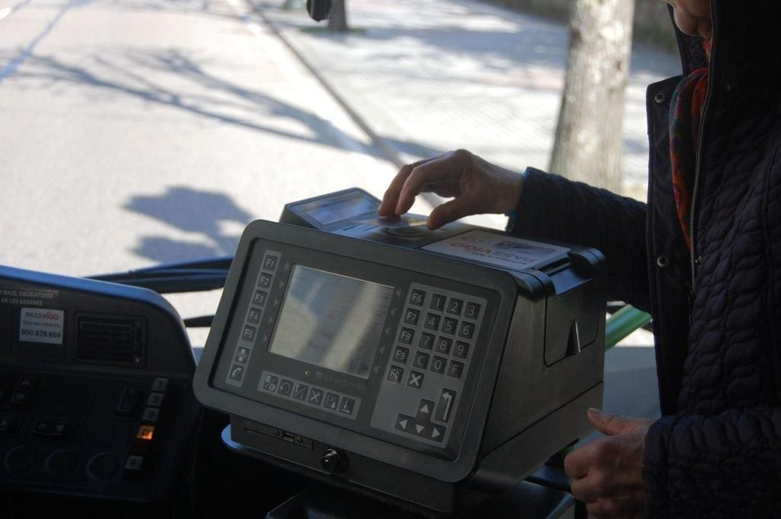 Usuario de Vitrasa usando la PassVigo en una de las nuevas validadora.