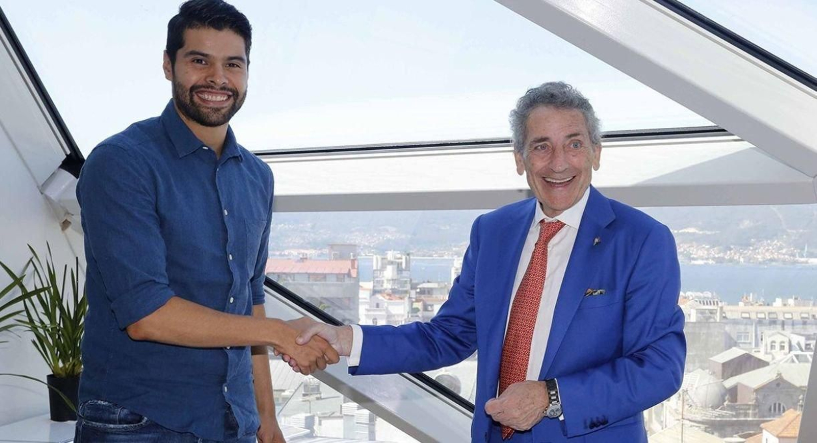 Néstor Araújo estrecha la mano de Carlos Mouriño, presidente celeste