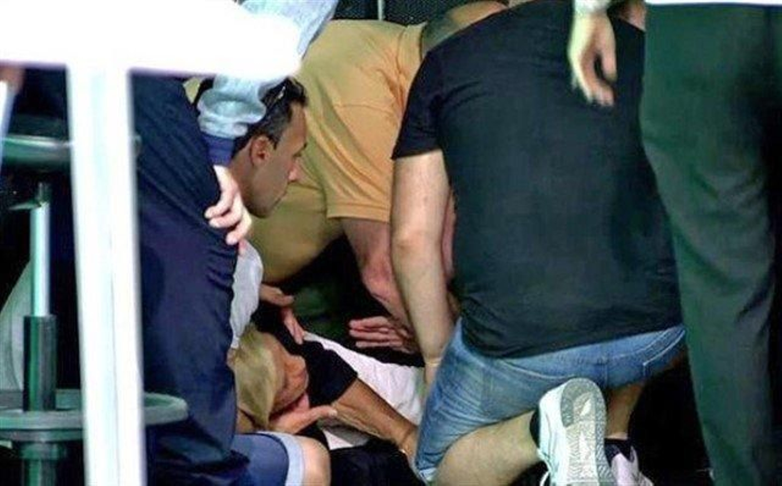 Chelo García Cortés en el suelo del plató de Sálvame