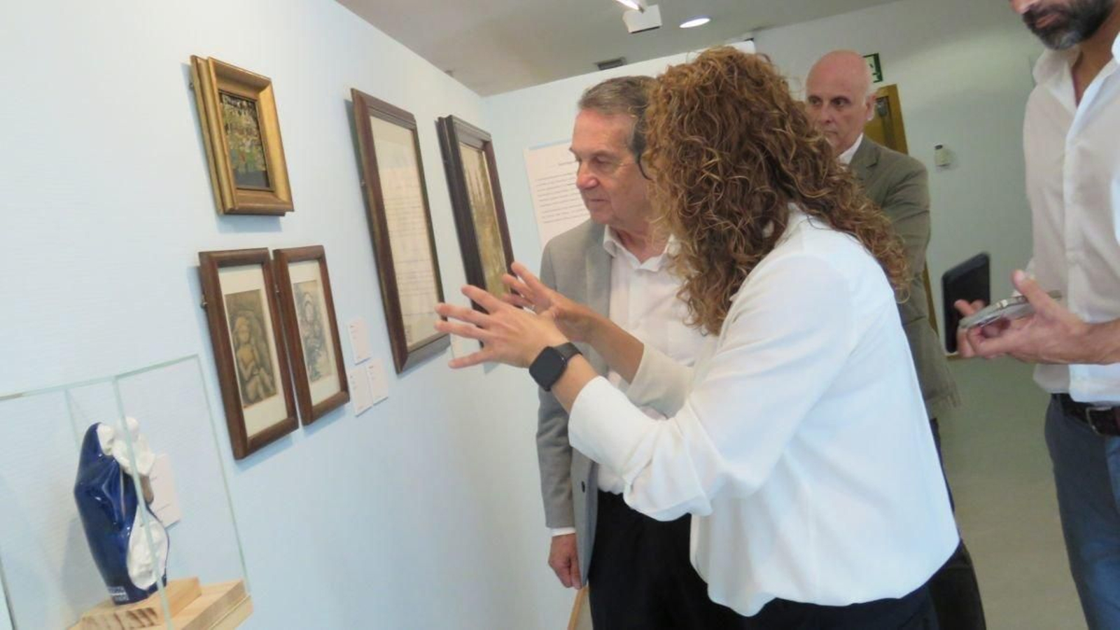 A comisaria, Beatriz Liz de Cea, amosou onte a exposición ao alcalde.