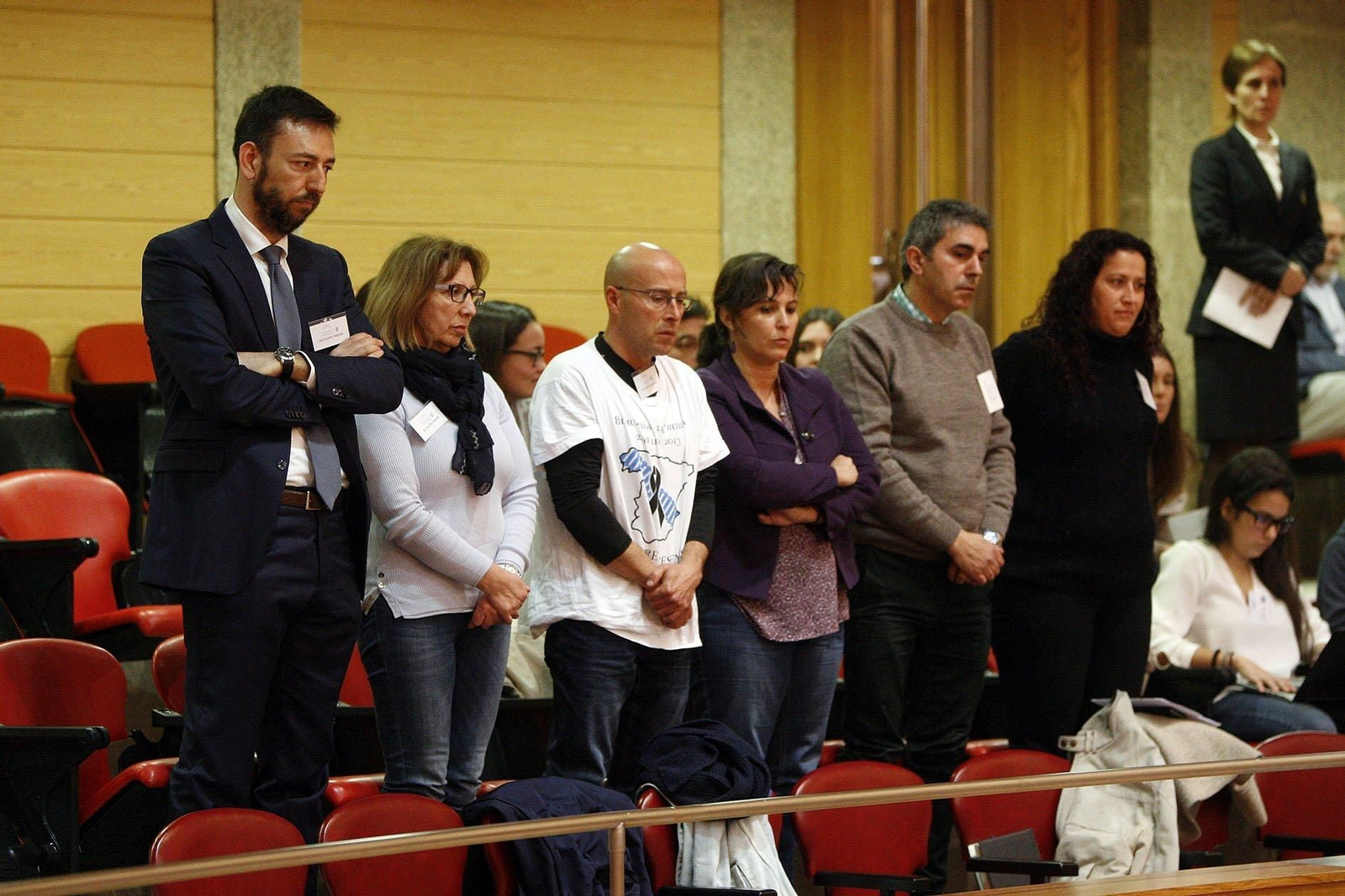 Representantes de la asociación de víctimas del Alvia, en la tribuna de invitados del Parlamento.
