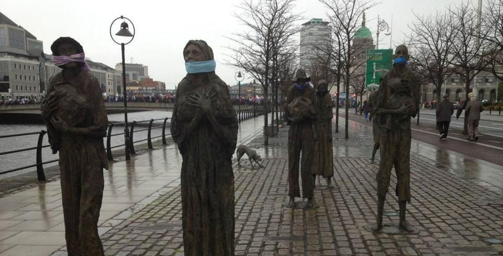 Estatuas con la boca tapada en las calles de Irlanda.