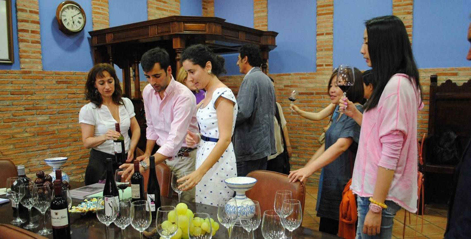 Un momento de la visita de la delegación china a las Bodegas Valdepablo, este verano.