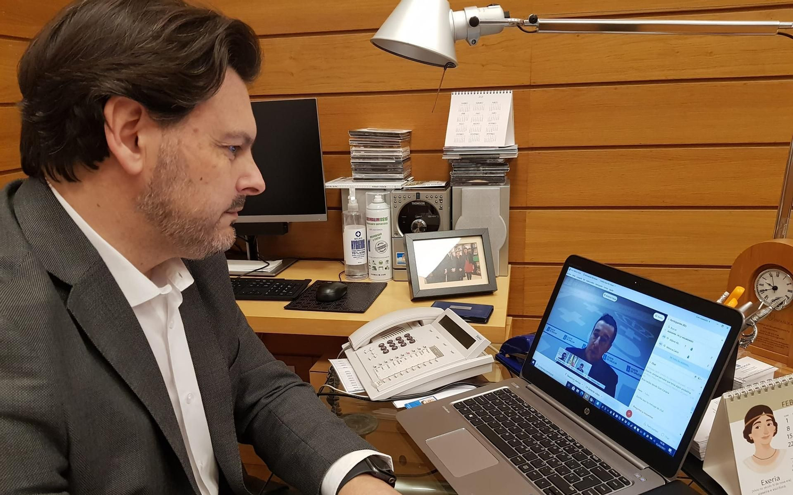 Antonio Rodríguez Miranda, en su despacho en la sede de Emigración en la capital de Galicia, durante una de las videoconferencias