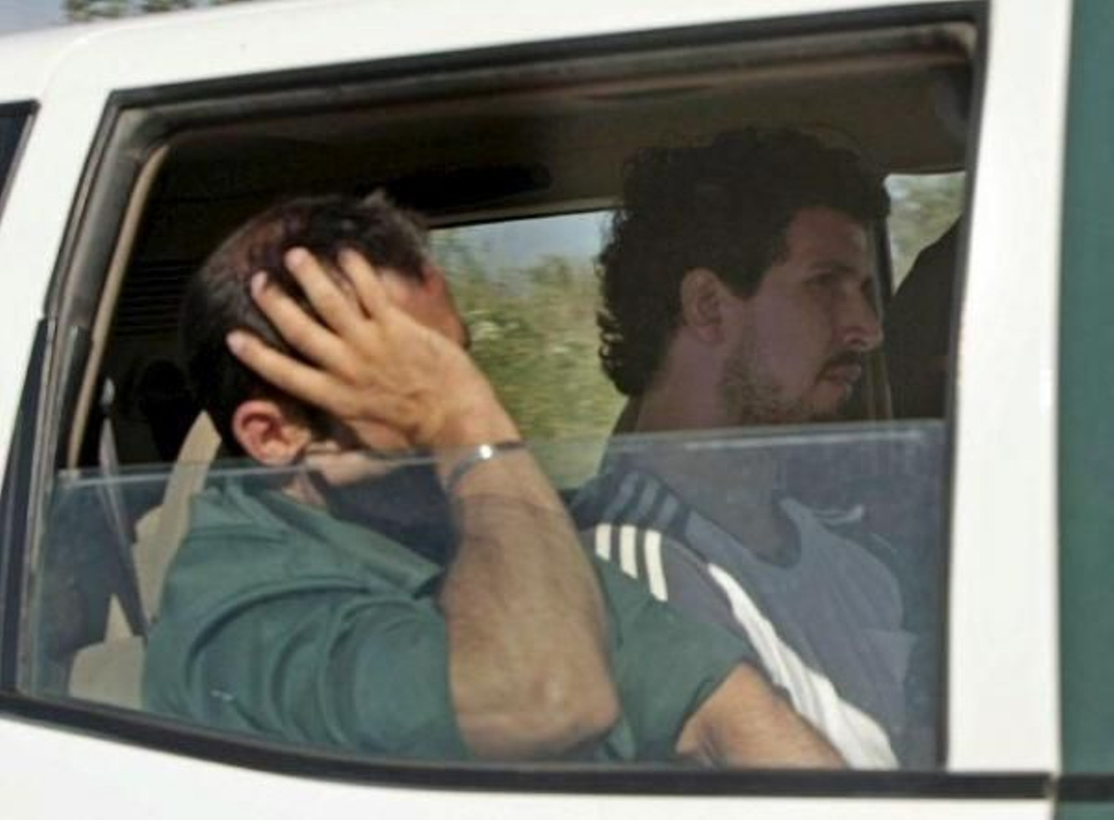 Arkaitz Goikoetxea (centro) siendo trasladado en un coche policial. (Foto: EFE)