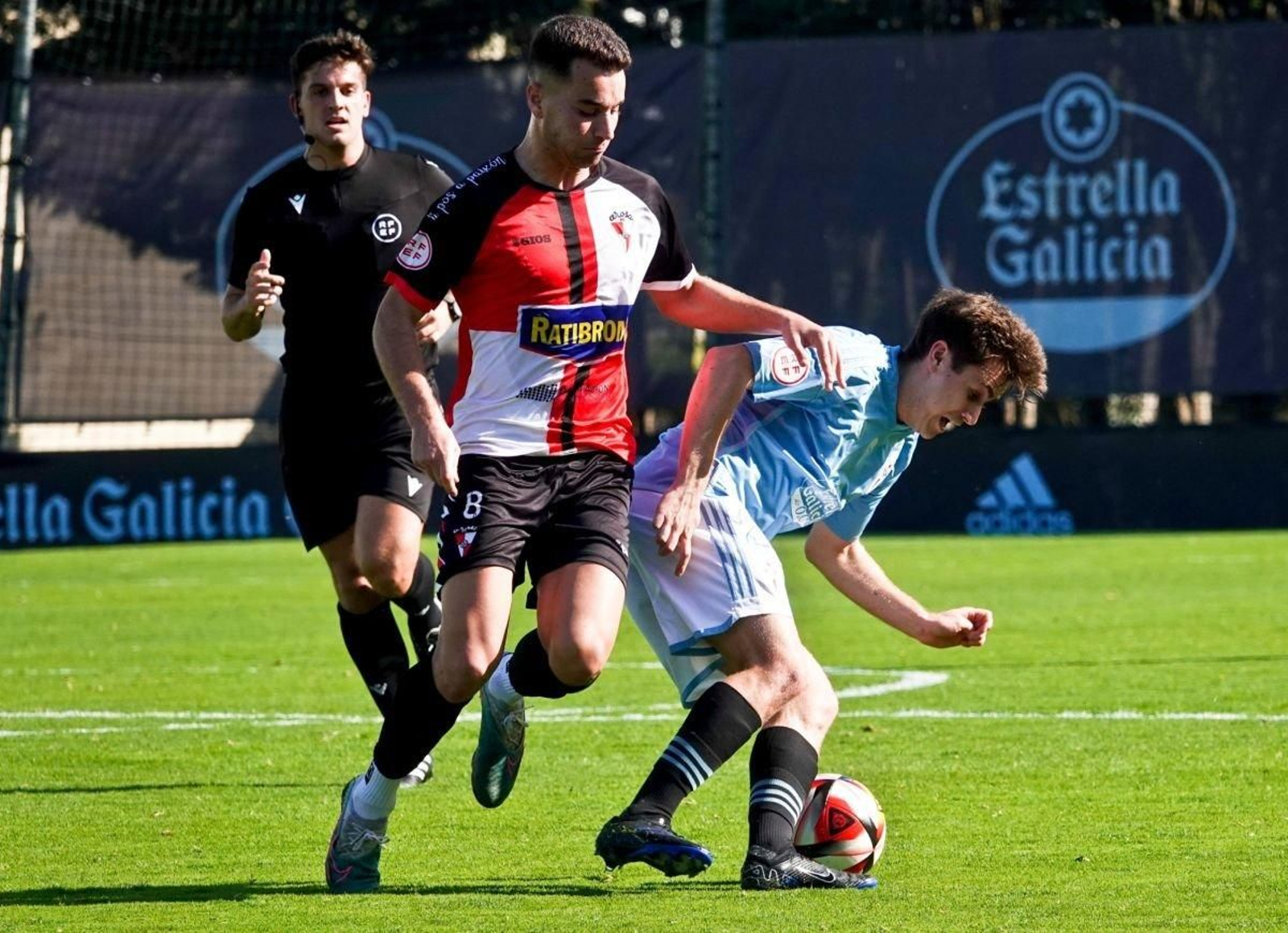 Los centrocampistas del segundo filial céltico manejaron con celeridad y precisión la pelota ayer.