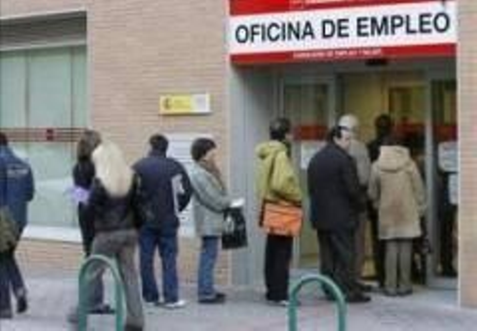 Colas delante de una oficina de empleo.