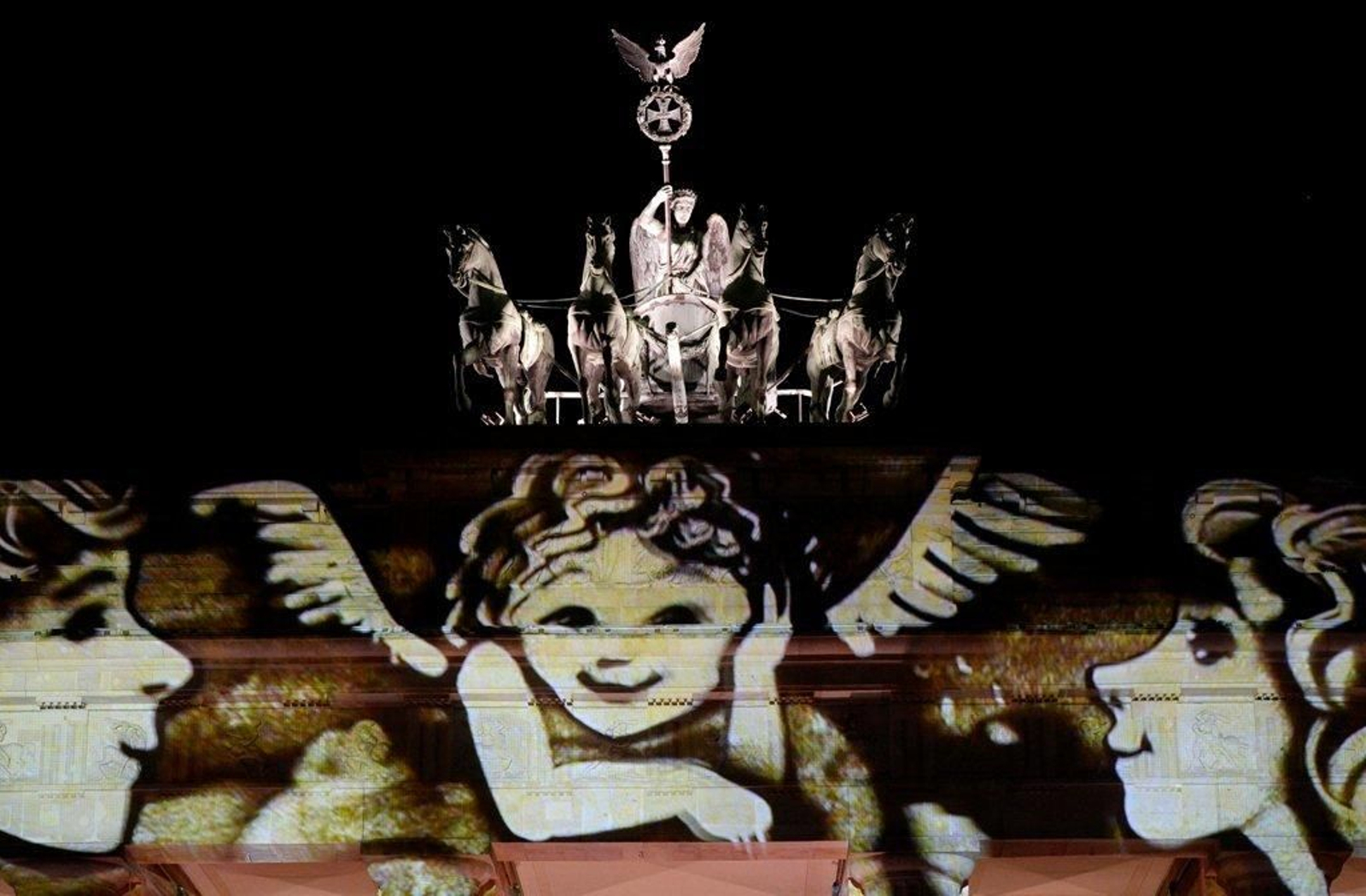 Iluminación especial de la Puerta de Brandemburgo con motivo del aniversario de la reunificación.