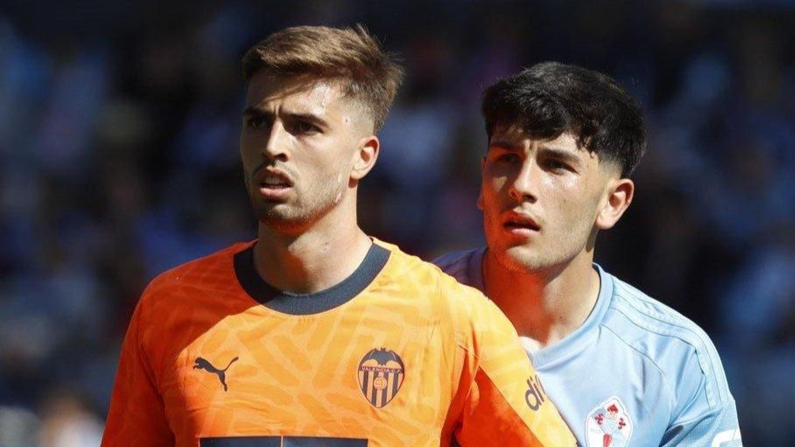Yoel Lago vigila al valencianista Alberto Marí en el partido disputado en Balaídos.