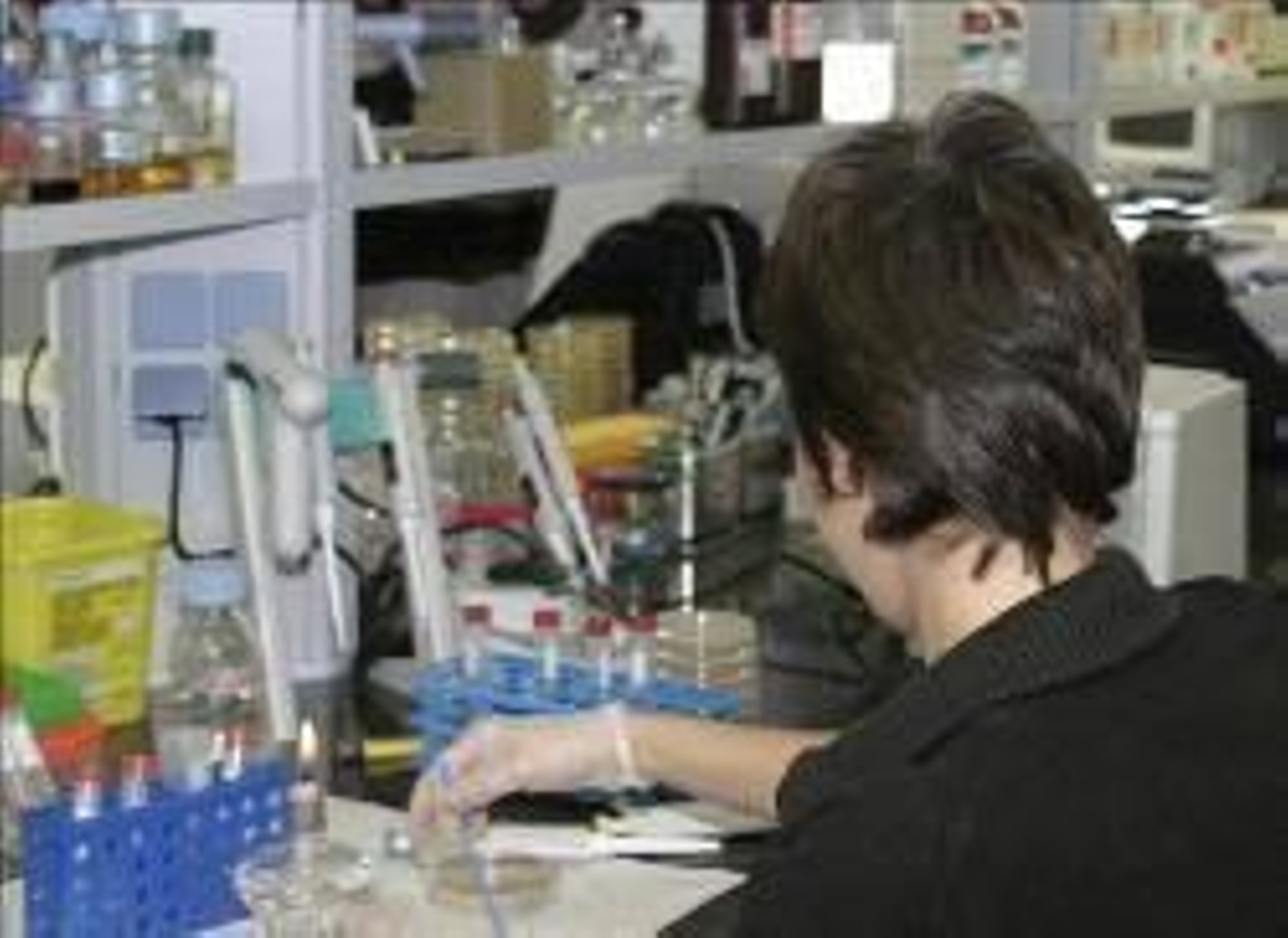 Una mujer trabaja en un laboratorio.
