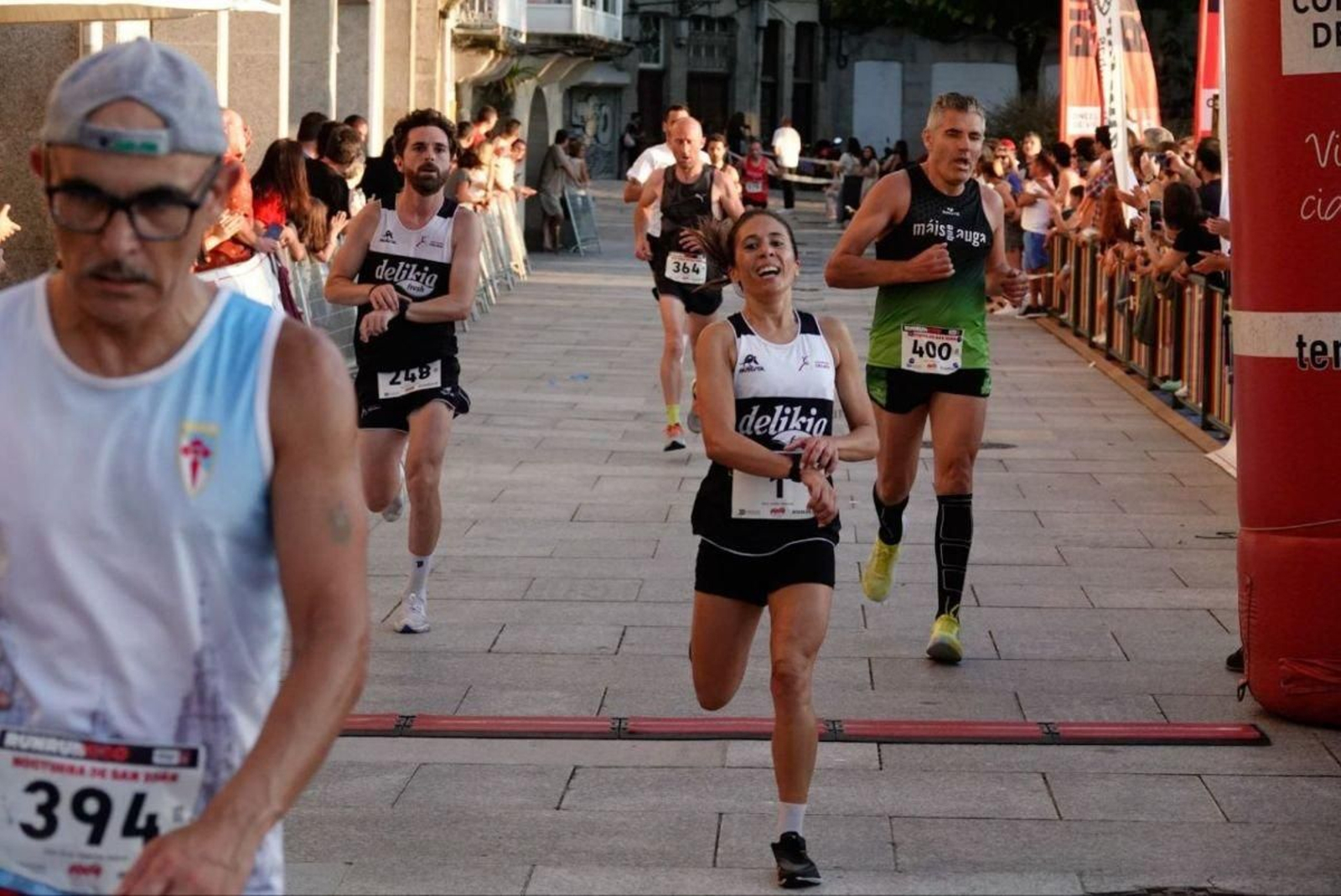 Noemí Álvarez, terceira muller, para o reloxo ó pasar a liña de meta no Berbés.
