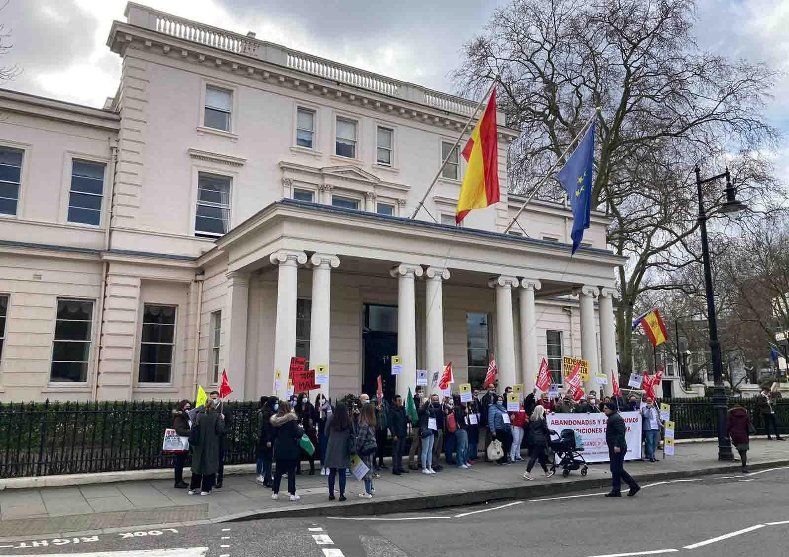 Concentración delante de la Embajada de España en Londres