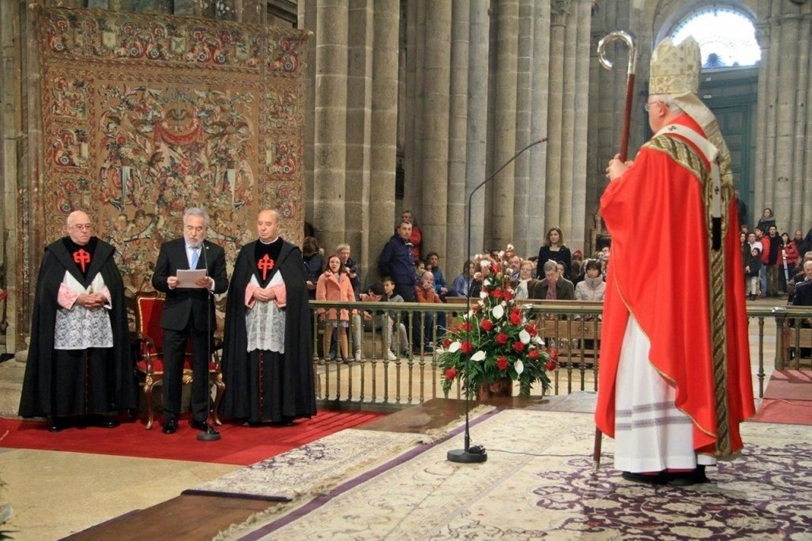 Santalices, en un momento de la ofrenda al Apóstol en la Catedral Compostelana, en presencia de monseñor Barrio.