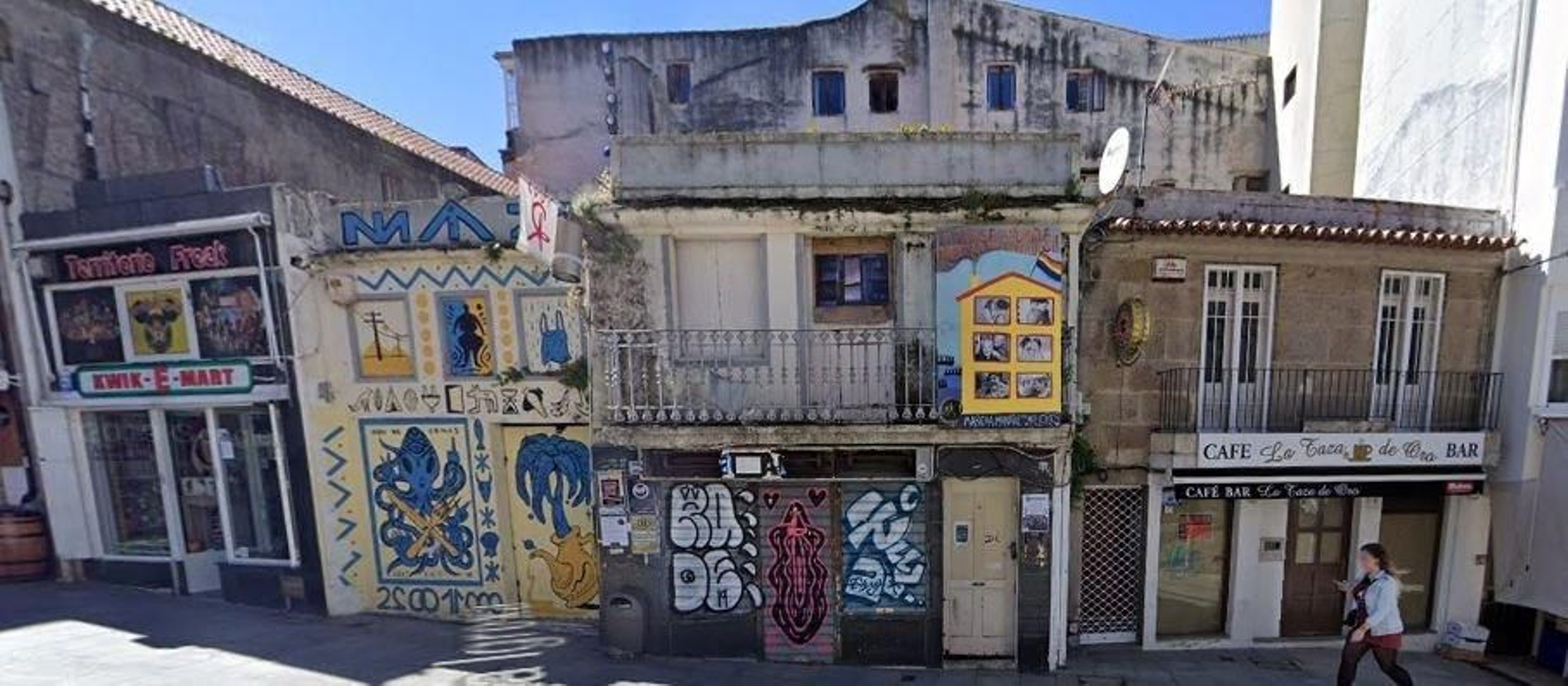 Las cuatro casas en estado semiruinoso frente a la Concatedral.