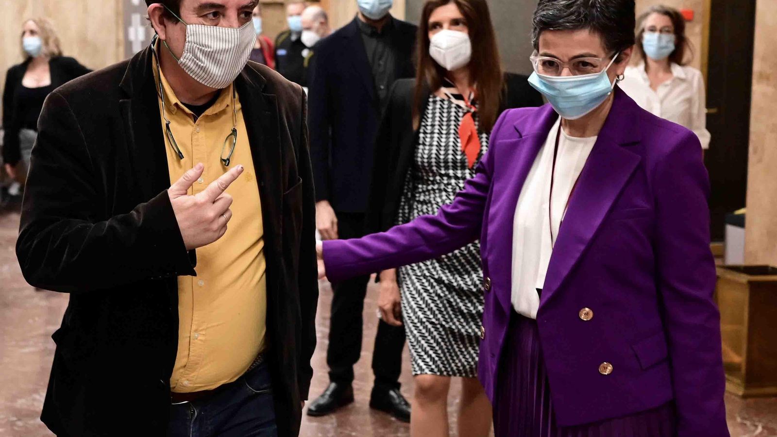 GRAF8685. MADRID, 10/06/2020.- La ministra de Asuntos Exteriores, Unión Europea y Cooperación, Arancha González Laya (d), junto al director del Insituto Cervantes, Luis García Montero (i), con motivo de su reunión con la Junta Directiva del Instituto Cervantes en su sede de Madrid y, por videoconferencia, con los directores de los institutos Cervantes de todo el mundo. EFE/ Víctor Lerena 