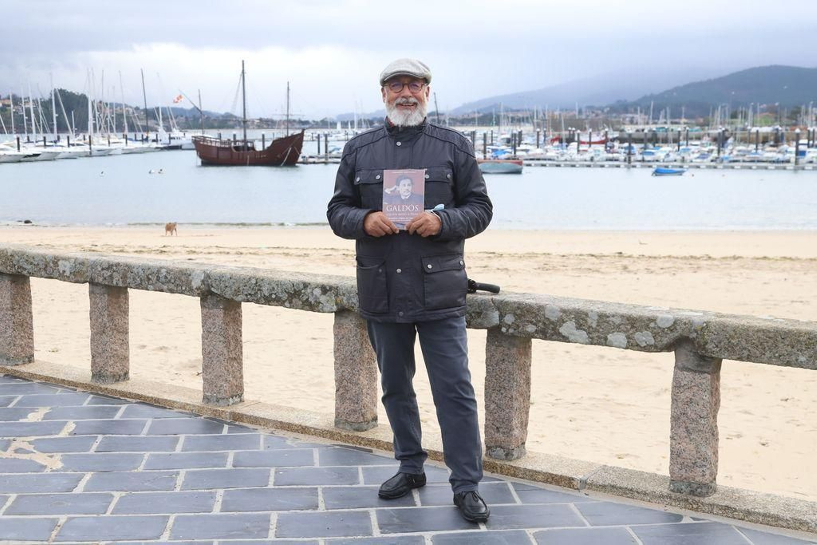 Fernando Bartolomé Benito con su nueva novela, ayer en el paseo Ribeira en Baiona.