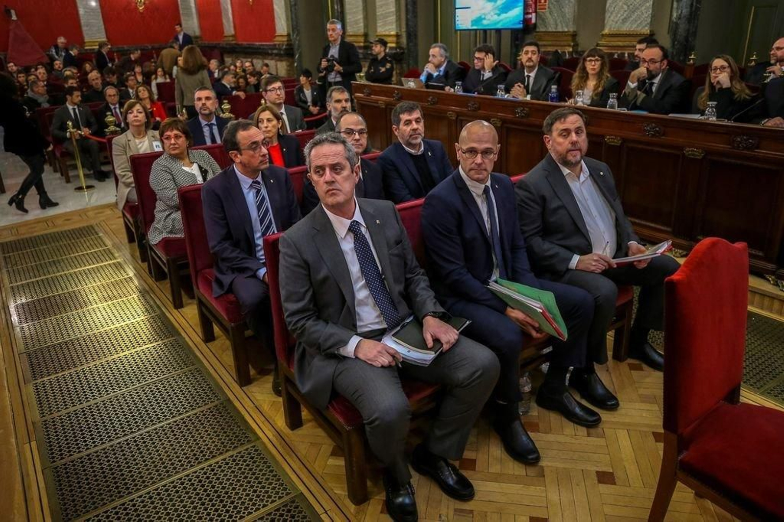 Los doce líderes del "procés", ayer en el banquillo del Tribunal Supremo durante la primera jornada del histórico juicio en Madrid.