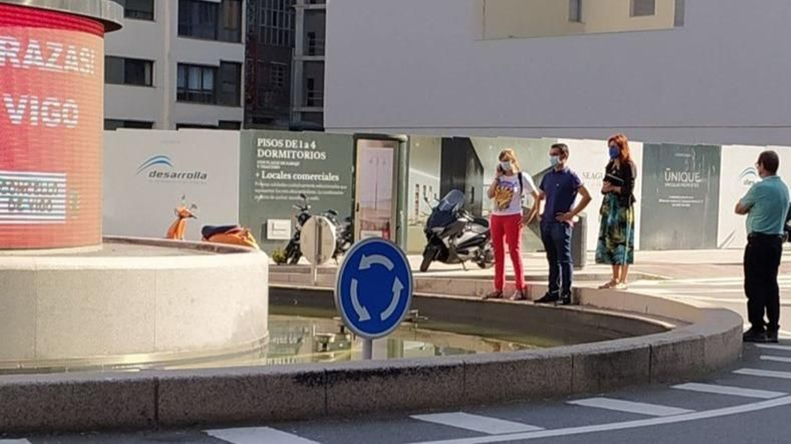 Ayer analizaban los daños en la fuente tras retirar el coche.