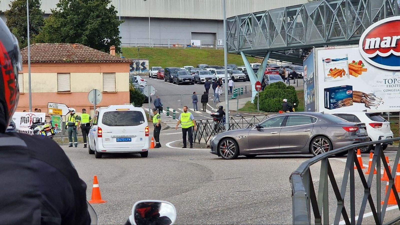 Largas colas para acceder al Ifevi, recinto donde se celebra Conxemar. // J.V. Landín