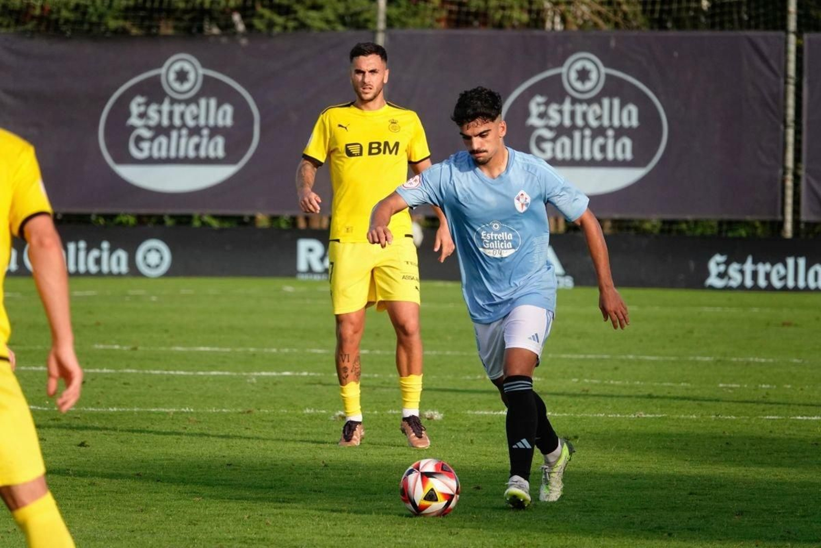 Damián se dispone a golpear en el duelo ante el Real Unión, el primero en Barreiro de este curso.