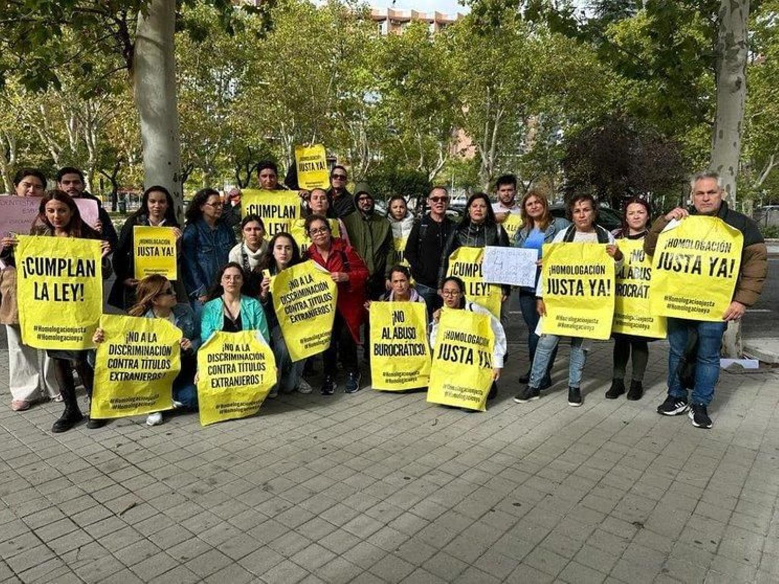 En la imagen manifestantes agrupados bajo la denominación de  Manifestación por la Homologación Justa, que vienen expresando su malestar en las calles de las principales ciudades españolas en los últimos tres meses
