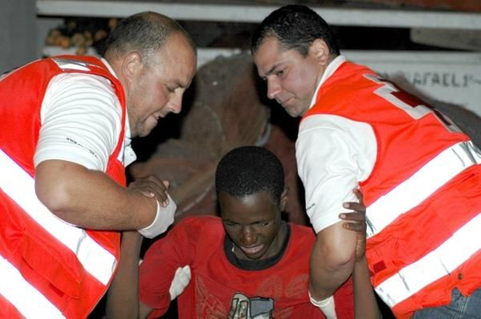 Los servicios de la Cruz Roja atienden a inmigrantes en el puerto de Arguineguín.
