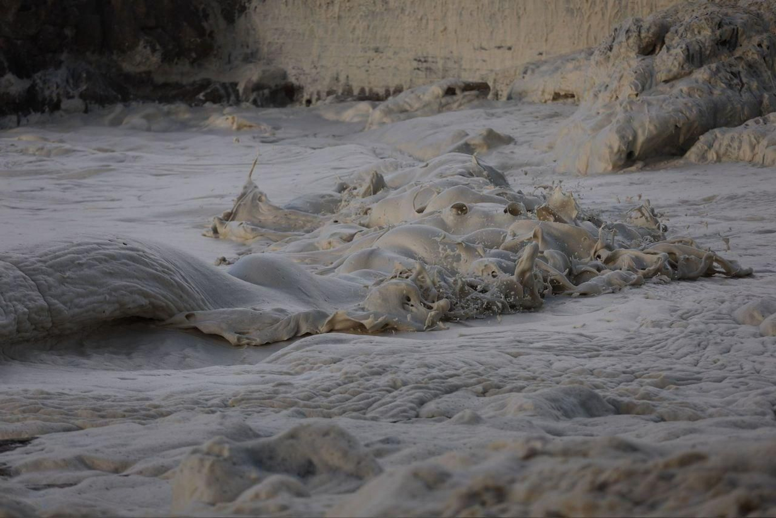 El fenómeno de la espuma aflora por la borrasca.