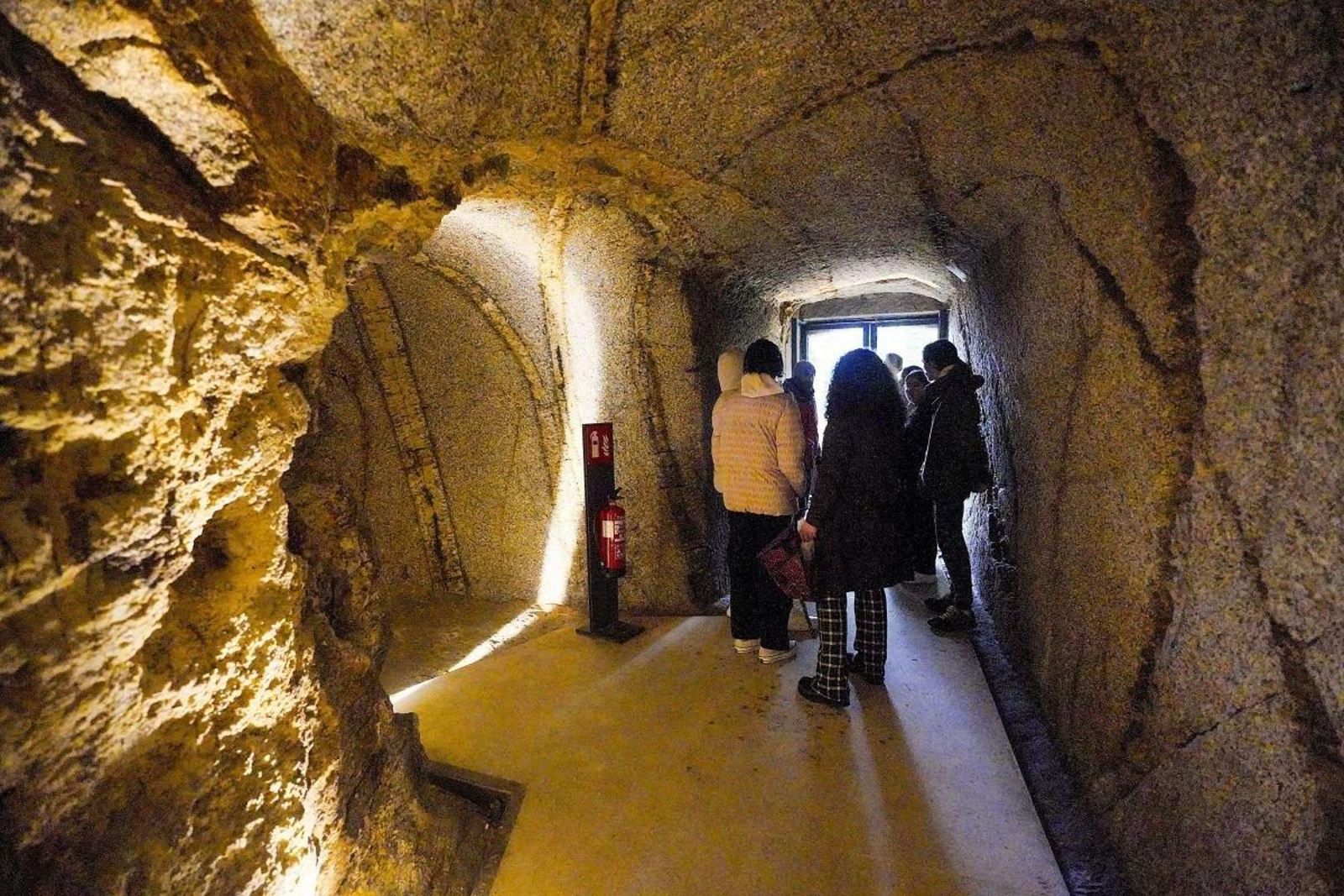 Un grupo de visitantes ayer en el interior de las galerías de O Castro.