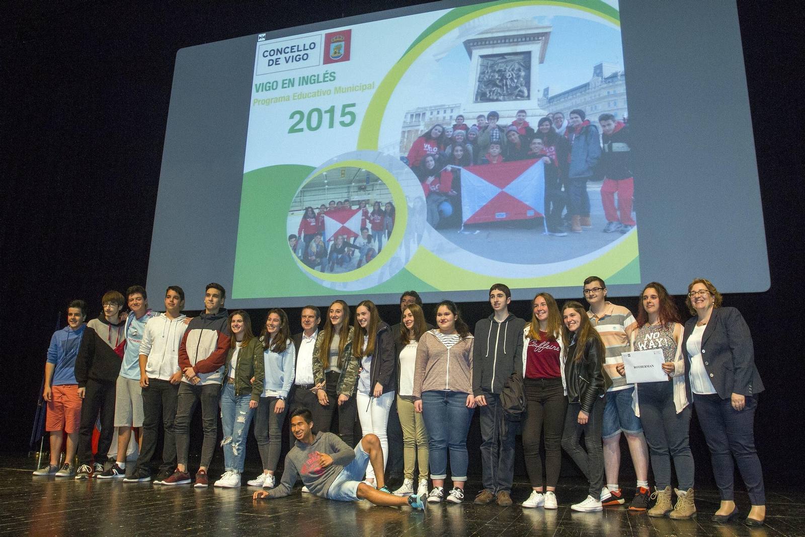Foto de familia en la entrega de las becas de los alumnos de 2015 en el Auditorio.