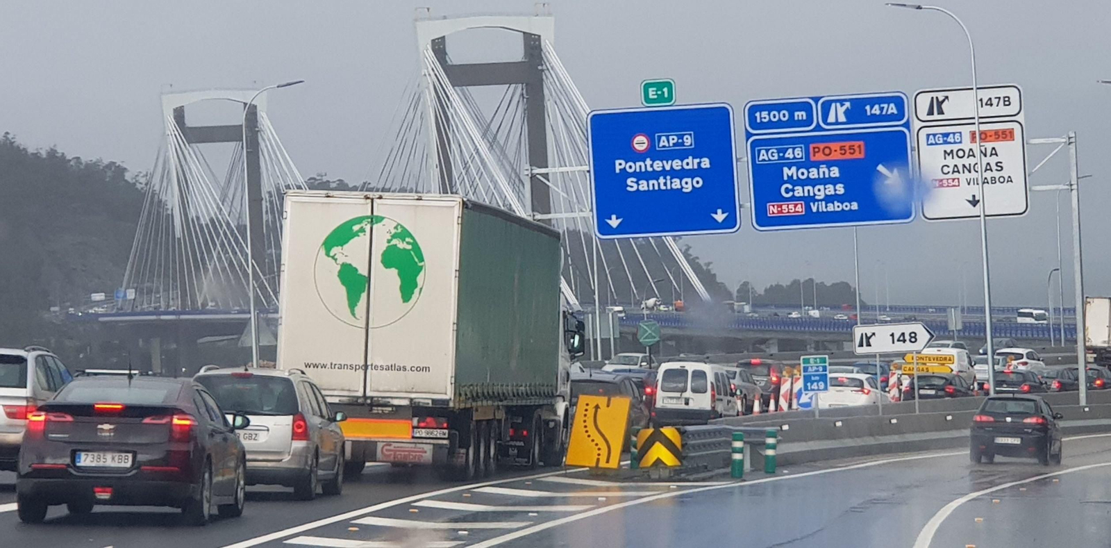Los atascos son una constante en la AP-9 en su acceso al puente de Rande, en obras.
