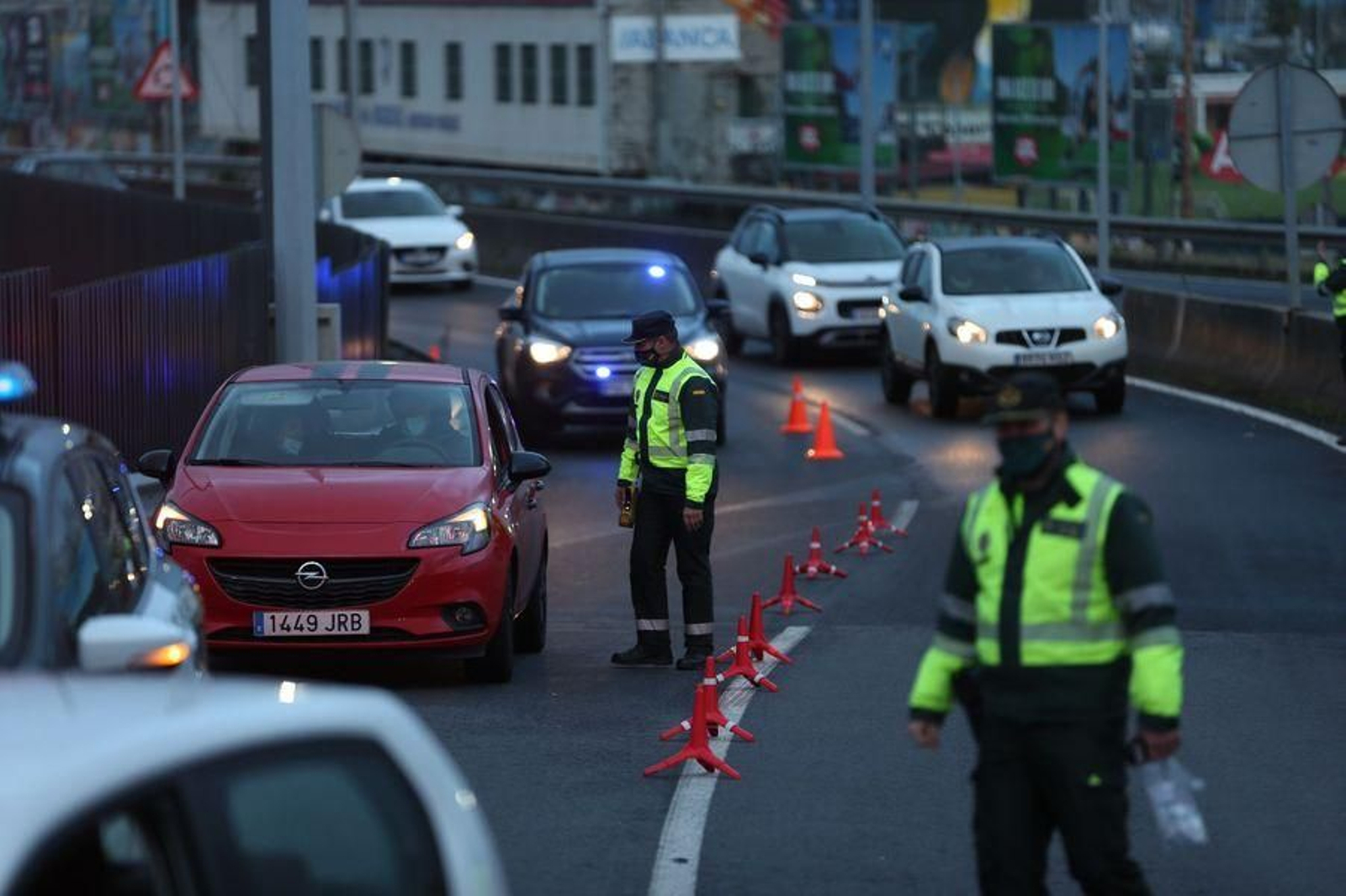 La Guardia Civil realiza controles en los accesos a la ciudad para vigilar la movilidad // Alberte