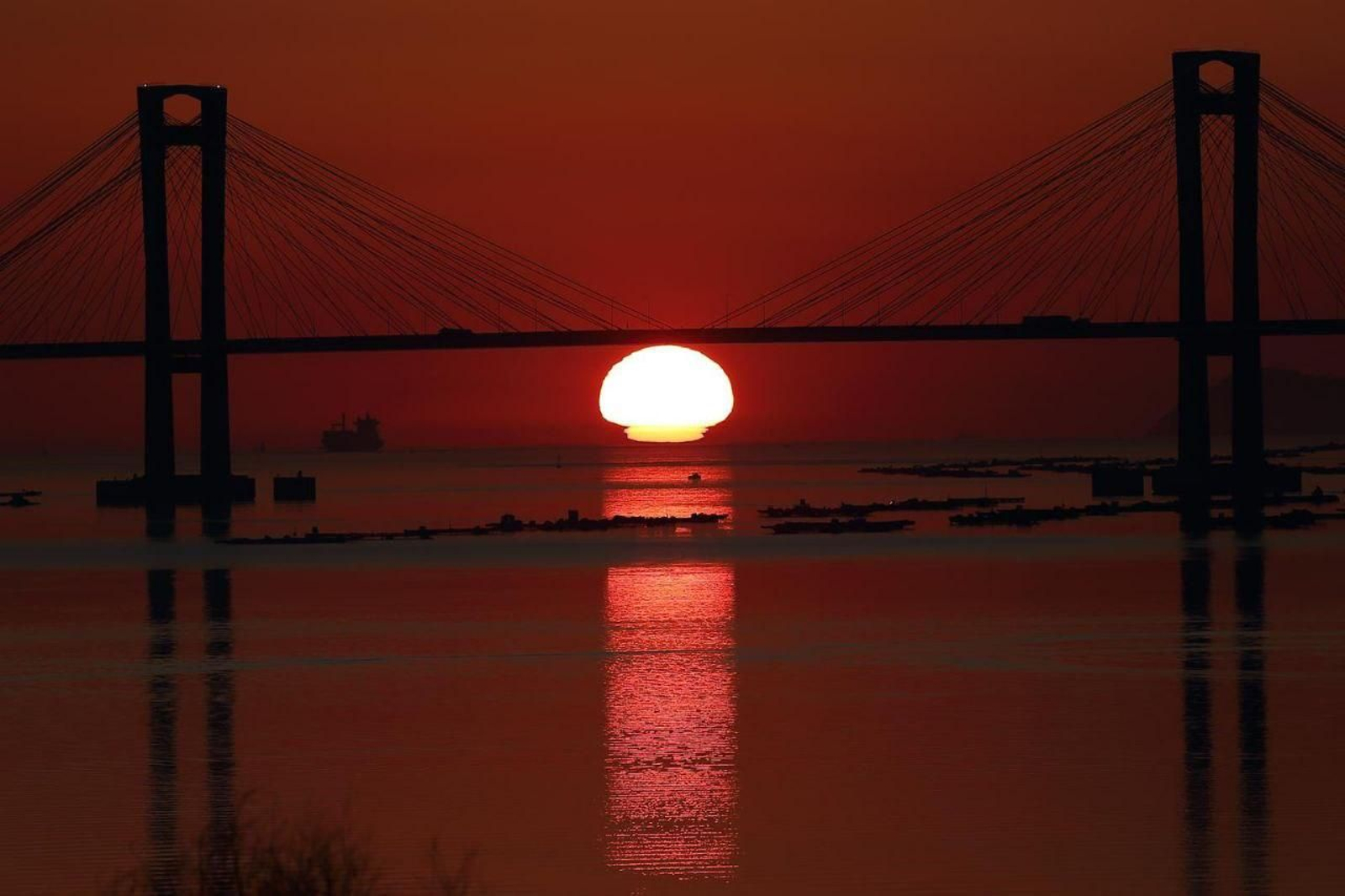Puesta de sol en el puente de Rande.