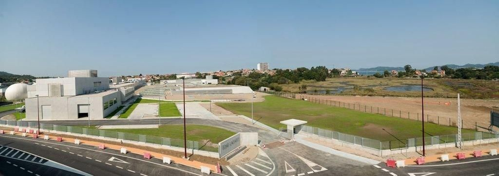 Exterior de la nueva estación depuradora de aguas residuales del Lagares, en Vigo.