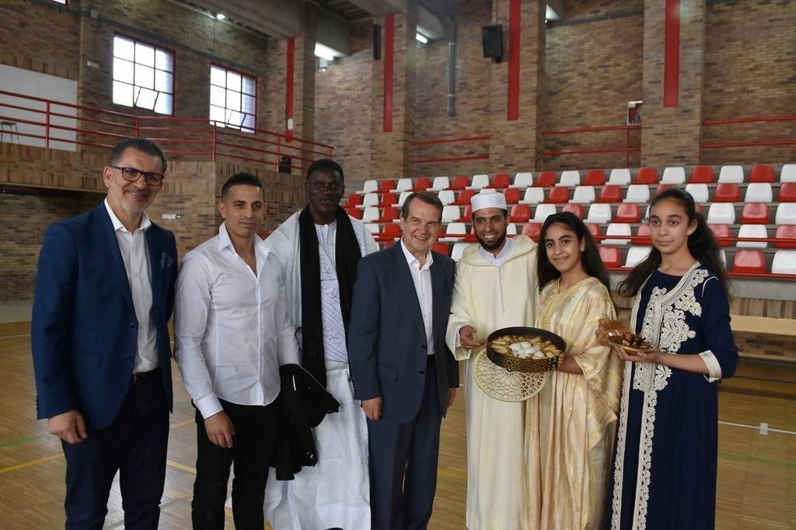 Abel Caballero se pasó por el pabellón de O Berbés para saludar a la comunidad islámica.  Había dulces.