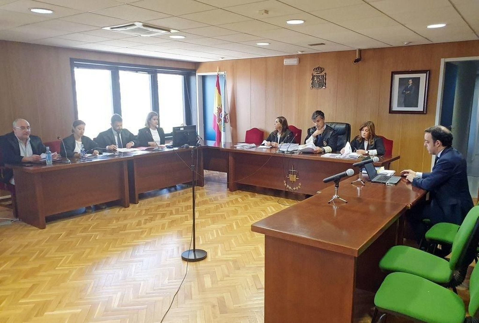 Los abogados de la defensa y el fiscal antidroga en la vista de prórroga de prisión, ayer.