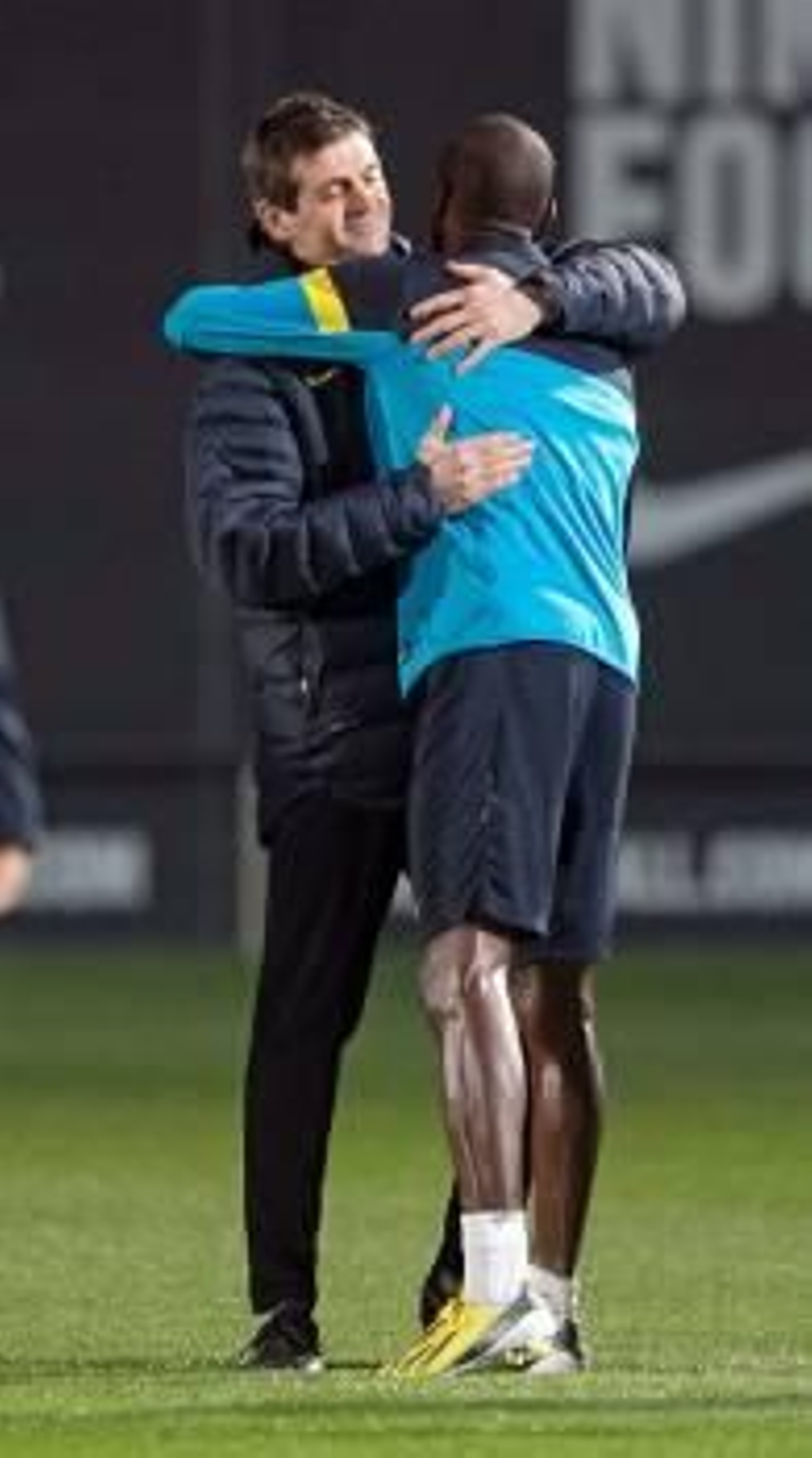 Vilanova, ayer abrazado a Abidal. (Foto: GERMÁN PARGA)